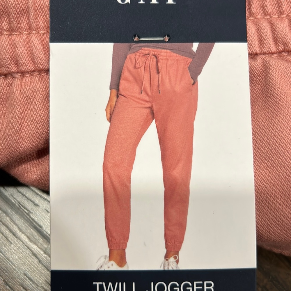 NWT gap Twill jogger in desert quartz